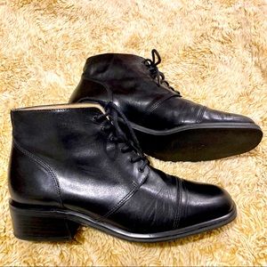 [SOLD] Nine West vintage black leather lace up ankle boots size 6